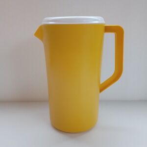 Vintage Rubbermaid 2445 Yellow 2 1/4 Quart Pitcher w/ Slotted White Lid